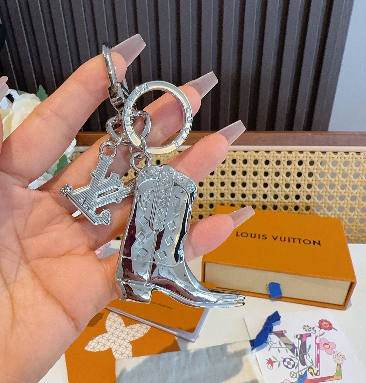 🔥LV钥匙扣 靴子挂件车钥匙挂饰，品牌经典标识巧妙嵌入链环之间。LV字母装饰于一端优雅垂坠，弹簧扣实现轻松固定，为裤装或