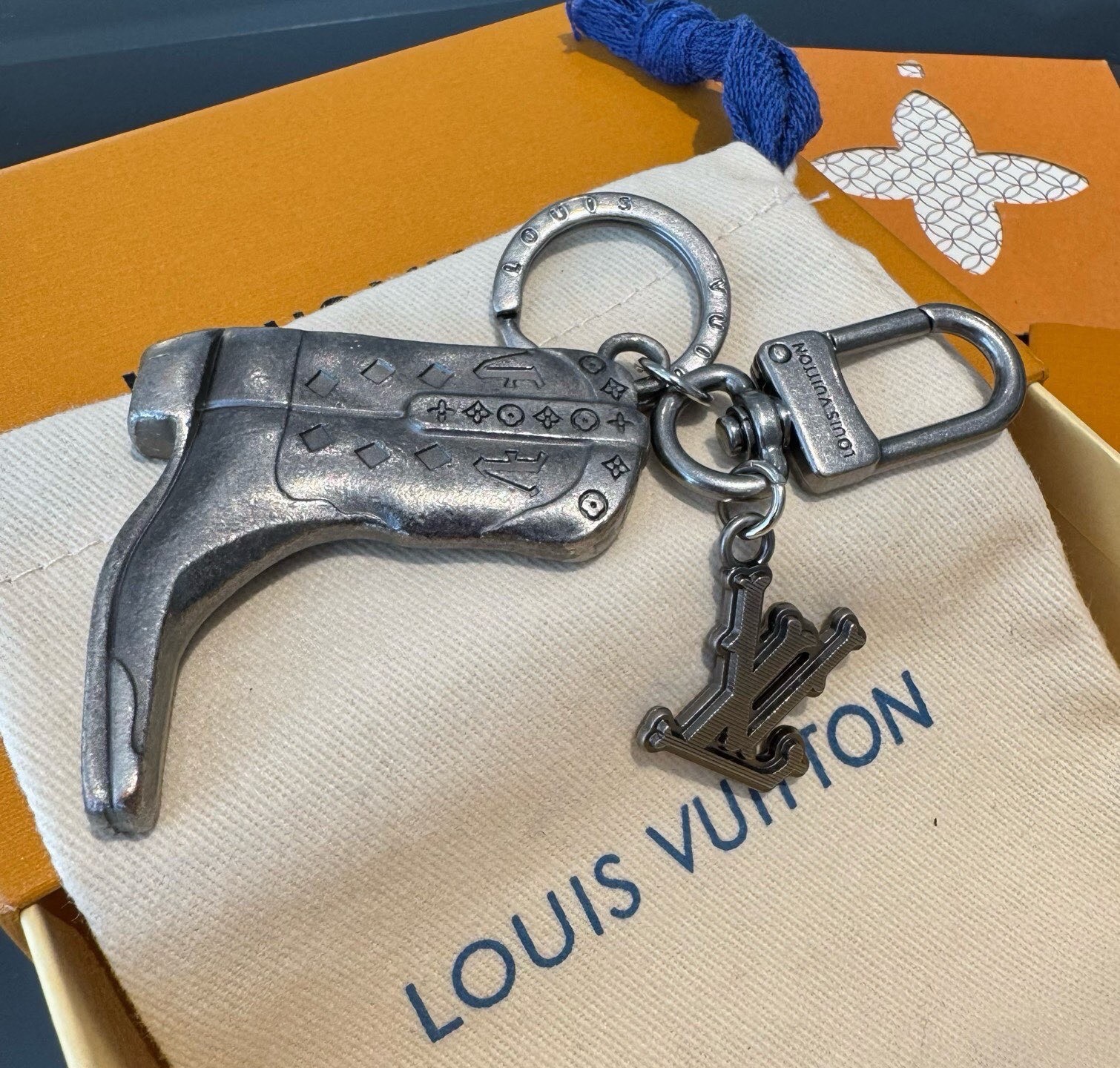 🔥LV钥匙扣 靴子挂件车钥匙挂饰，品牌经典标识巧妙嵌入链环之间。LV字母装饰于一端优雅垂坠，弹簧扣实现轻松固定，为裤装或