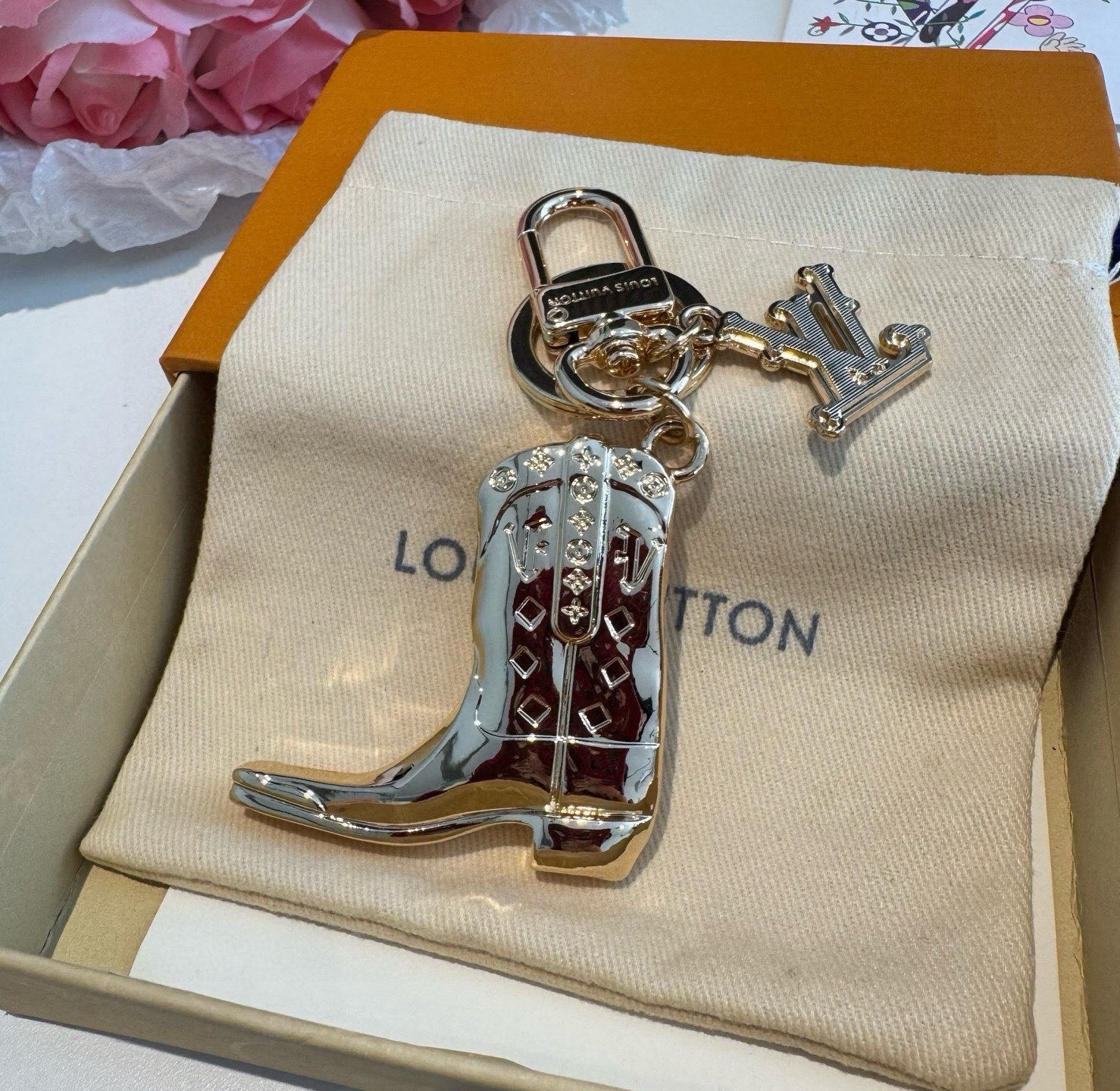 🔥LV钥匙扣 靴子挂件车钥匙挂饰，品牌经典标识巧妙嵌入链环之间。LV字母装饰于一端优雅垂坠，弹簧扣实现轻松固定，为裤装或