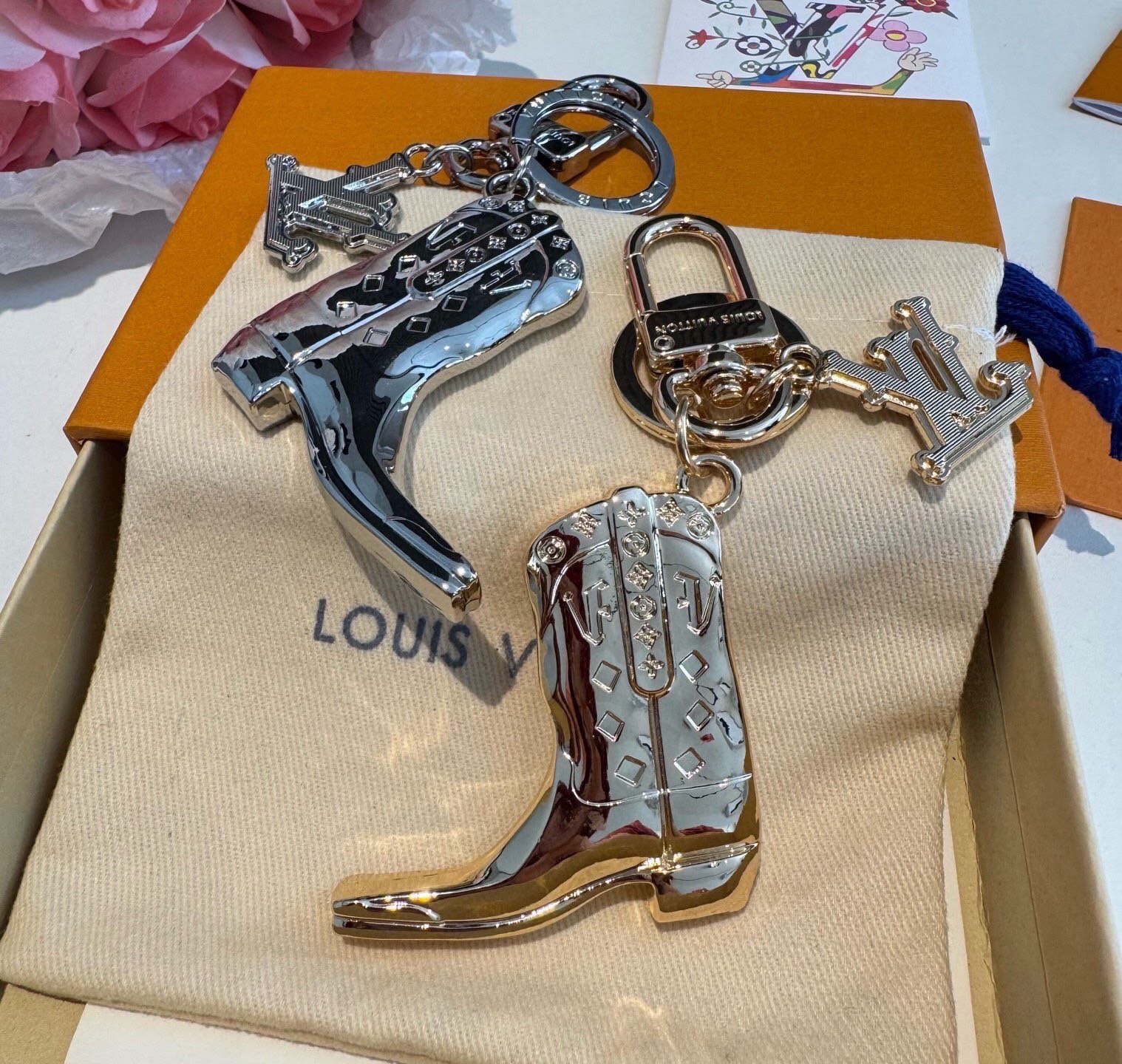 🔥LV钥匙扣 靴子挂件车钥匙挂饰，品牌经典标识巧妙嵌入链环之间。LV字母装饰于一端优雅垂坠，弹簧扣实现轻松固定，为裤装或
