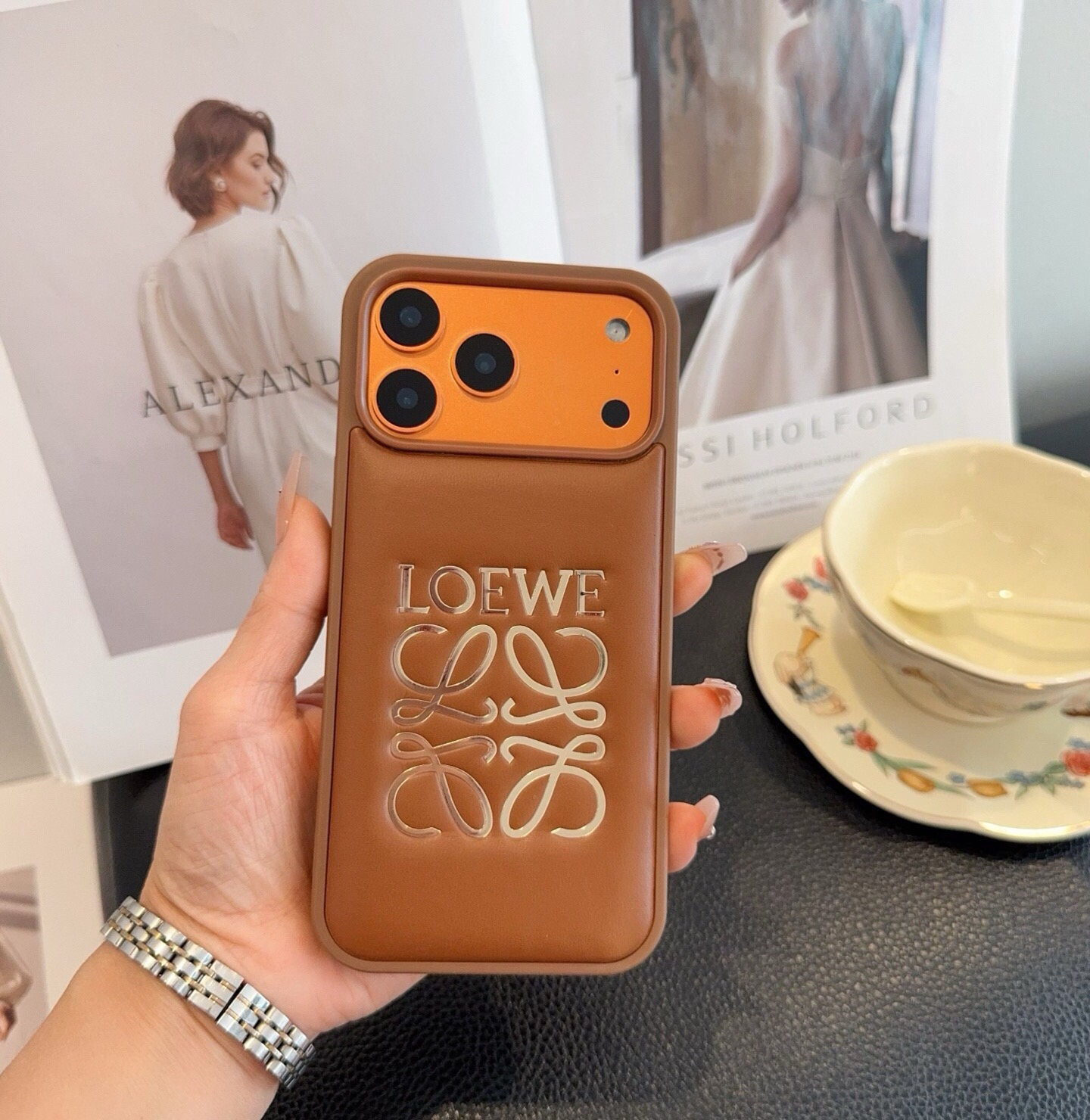 上新🎉🎉🎉🎉Loewe.罗意威手机壳 烫金全包壳 型号：为了不出现报错型号，请打开本机查看手机设置显示的型号⚠️⚠️⚠️