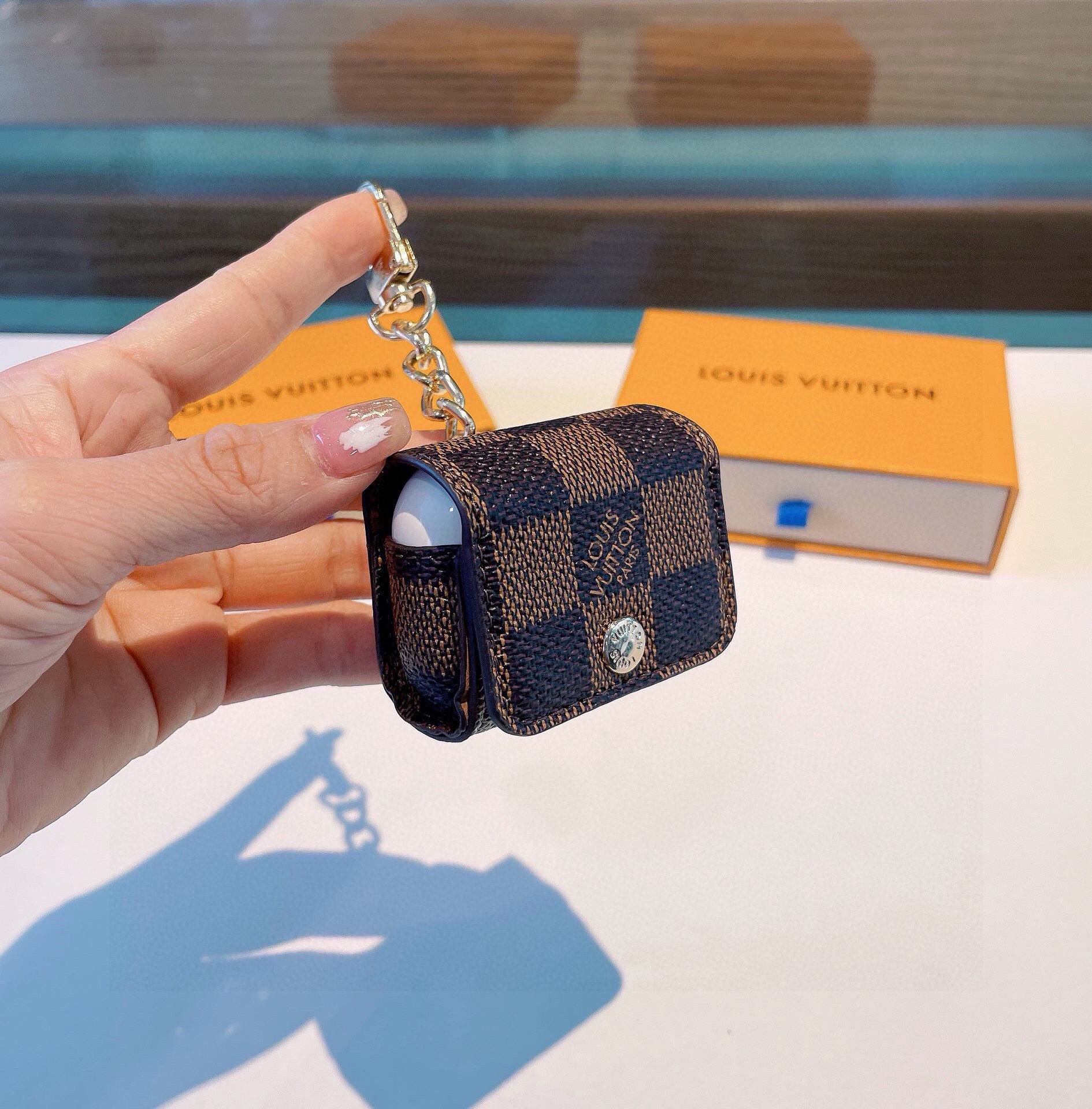 🔥LV耳机包 经典老花原皮耳机套，钥匙扣包包挂件，一举两得！ AirPods 1/2 AirPods 3/ Pro