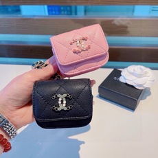 ❤️香奈儿CHANEL💥官网1:1耳机包 采用原版鱼子酱荔枝纹皮料 珐琅Logo 时尚迷你包包,挂绳可当包饰,蓝牙耳 ❤️香奈儿CHANEL💥官网1:1耳机包 采用原版鱼子酱荔枝纹皮料 珐琅Logo 时尚迷你包包,挂绳可当包饰,蓝牙耳
