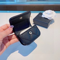 ❤️香奈儿CHANEL💥官网1:1耳机包 采用原版鱼子酱荔枝纹皮料 珐琅Logo 时尚迷你包包,挂绳可当包饰,蓝牙耳 ❤️香奈儿CHANEL💥官网1:1耳机包 采用原版鱼子酱荔枝纹皮料 珐琅Logo 时尚迷你包包,挂绳可当包饰,蓝牙耳