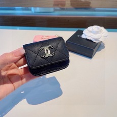 ❤️香奈儿CHANEL💥官网1:1耳机包 采用原版鱼子酱荔枝纹皮料 珐琅Logo 时尚迷你包包,挂绳可当包饰,蓝牙耳 ❤️香奈儿CHANEL💥官网1:1耳机包 采用原版鱼子酱荔枝纹皮料 珐琅Logo 时尚迷你包包,挂绳可当包饰,蓝牙耳