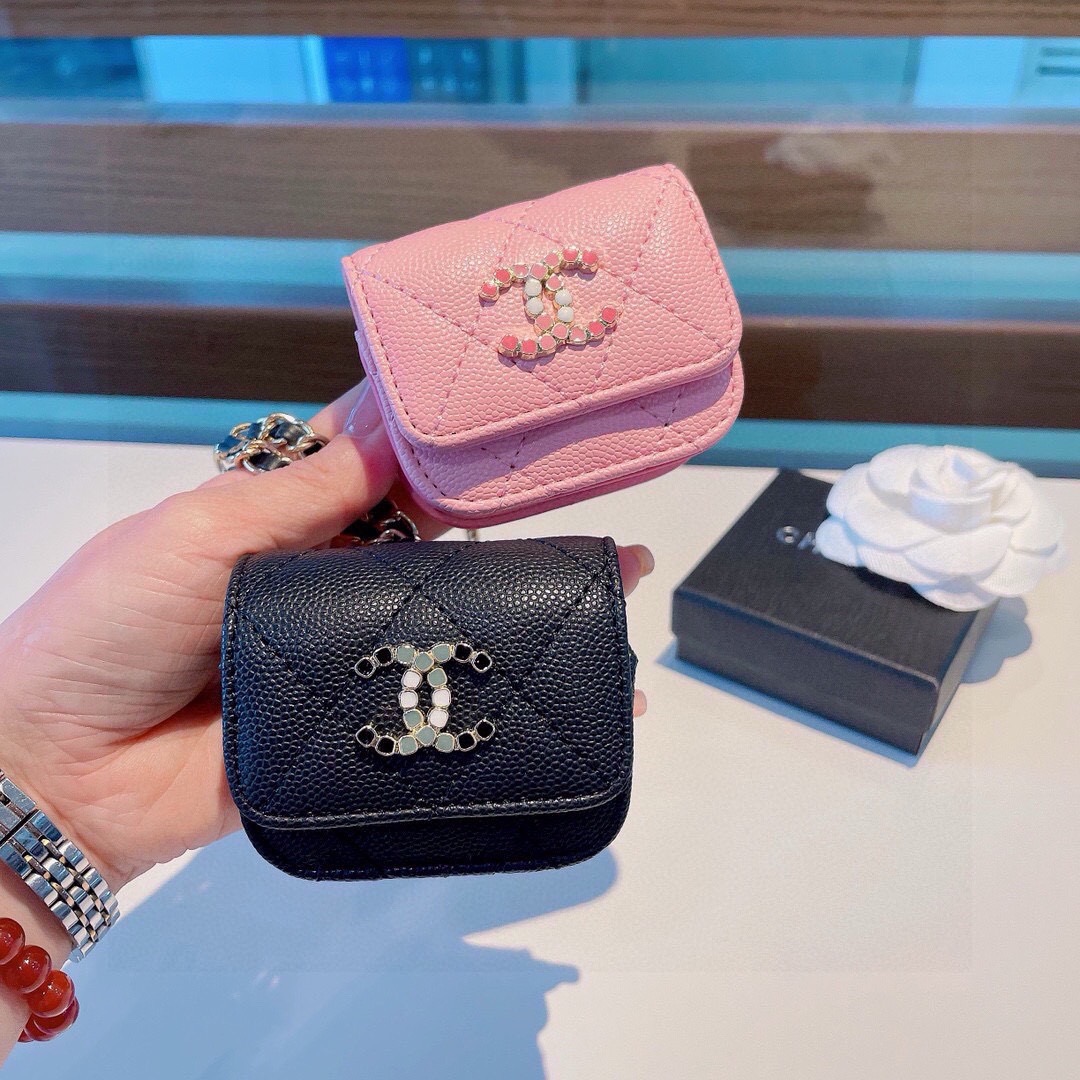 ❤️香奈儿CHANEL💥官网1:1耳机包  采用原版鱼子酱荔枝纹皮料 珐琅Logo  时尚迷你包包，挂绳可当包饰，蓝牙耳