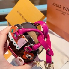 ❗️新款 LOUIS VUITTON 大象🐘钥匙扣mini包包 LV包包挂饰 零钱包,耳机包 专柜码M68454 PU ❗️新款 LOUIS VUITTON 大象🐘钥匙扣mini包包 LV包包挂饰 零钱包,耳机包 专柜码M68454 PU