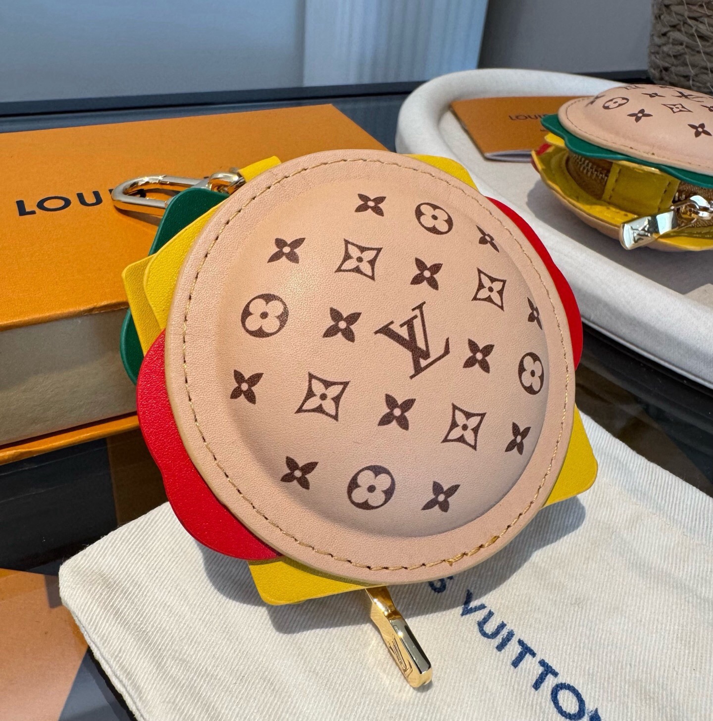 🔥新品❗️迷你汉堡🍔挂件挂饰Lv钥匙扣 蓝牙耳机包 Louis Vuitton 路易威登汉堡包🍔汉堡耳机包挂饰挂件户外休