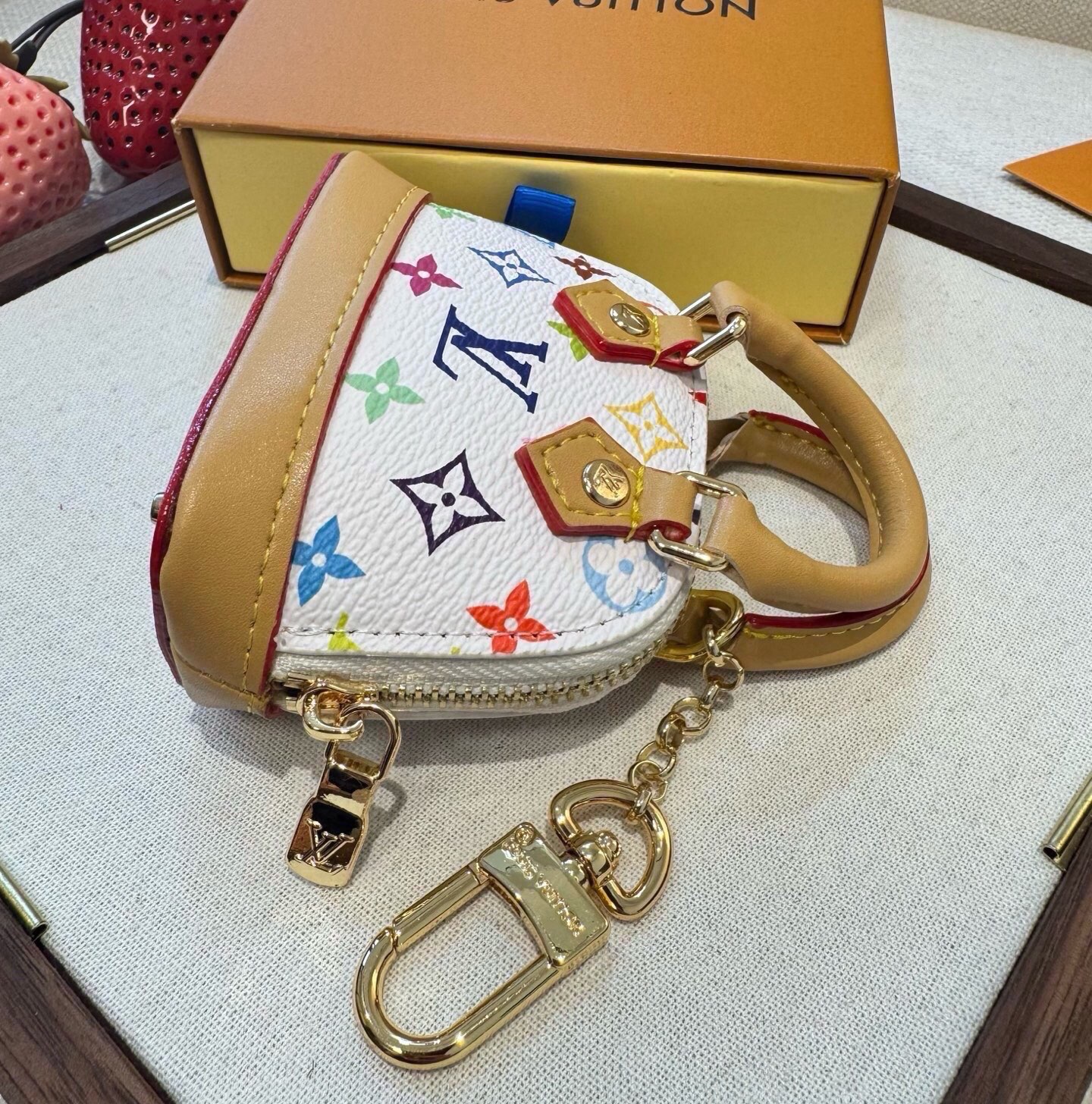 ❗爆款🔥路易威登LOUIS VUITTON 新款 老花&白三彩mini包包贝壳包  LV包包挂饰，钥匙扣，零钱包，耳机包