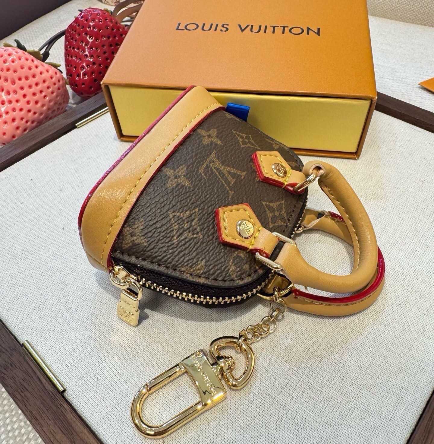 ❗爆款🔥路易威登LOUIS VUITTON 新款 老花&白三彩mini包包贝壳包 LV包包挂饰,钥匙扣,零钱包,耳机包 ❗爆款🔥路易威登LOUIS VUITTON 新款 老花&白三彩mini包包贝壳包 LV包包挂饰,钥匙扣,零钱包,耳机包