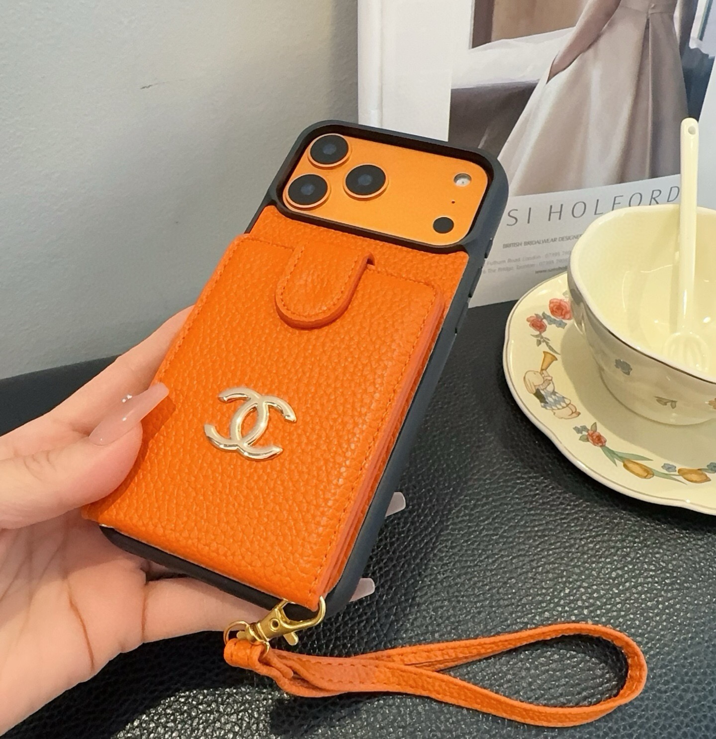 [庆祝][庆祝][庆祝]新品上架，香奈儿卡包手机壳 手腕带手机壳 大双C logo，手感柔软舒适！ 型号：为了不出现报错