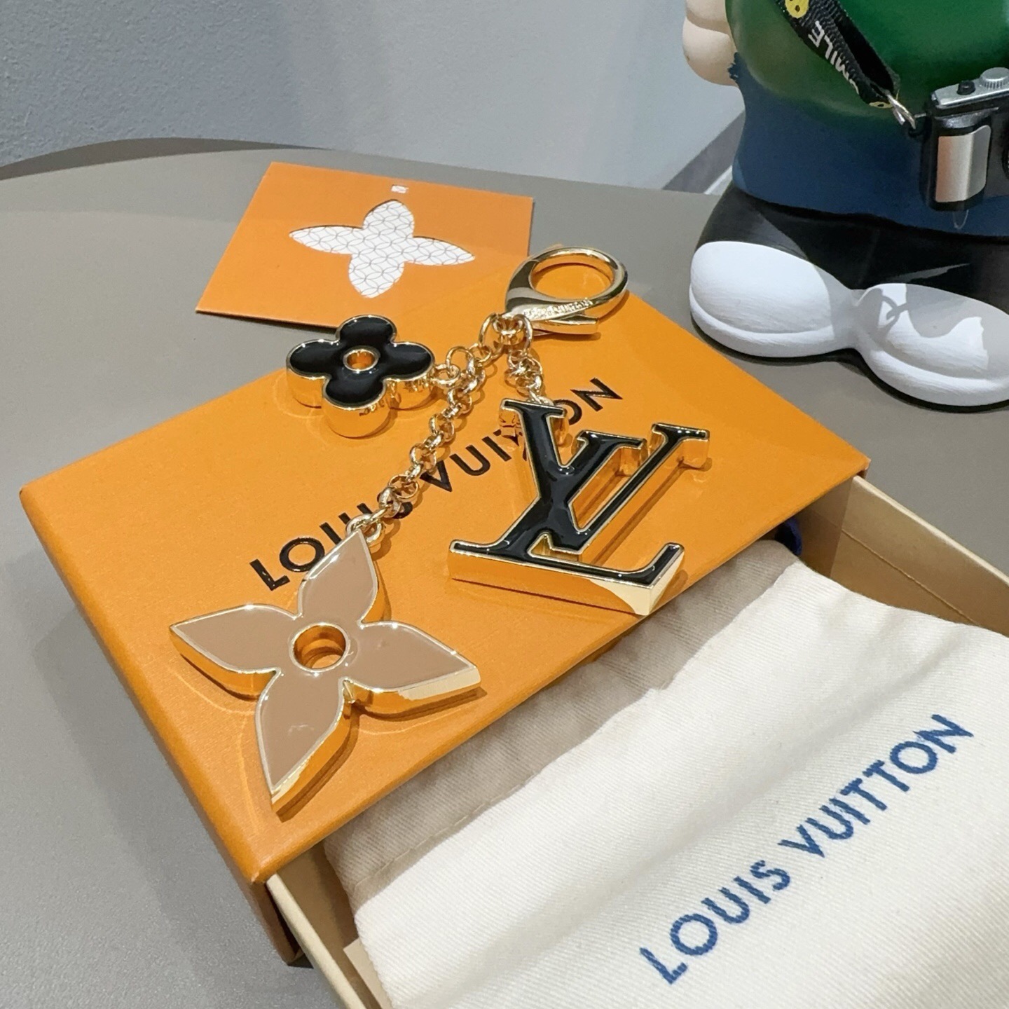 🔥LOUIS VUITTON官网钥匙扣 LV经典四瓣花设计，精钢电镀搭配精致珐琅 高品质 不是市面普通版本 优雅的珐琅是