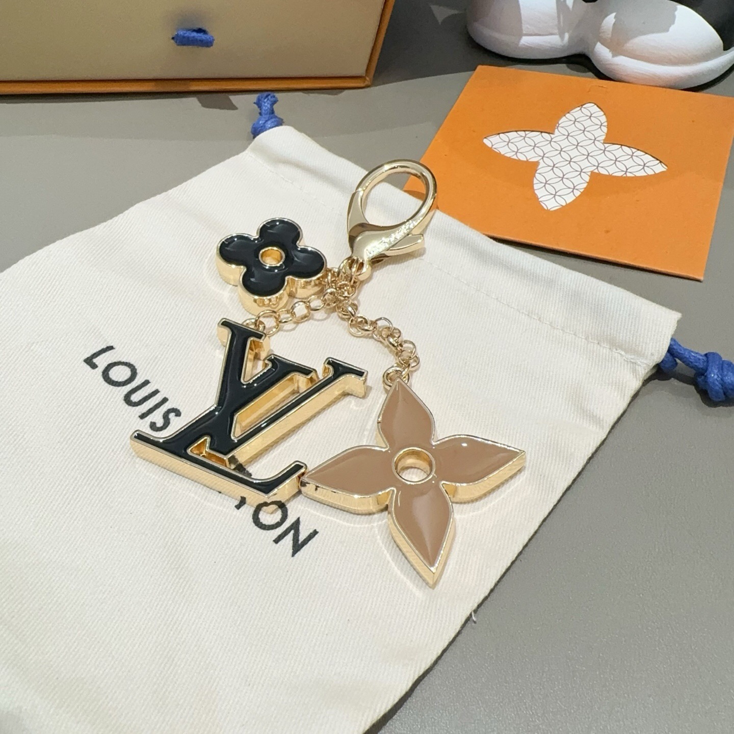 🔥LOUIS VUITTON官网钥匙扣 LV经典四瓣花设计，精钢电镀搭配精致珐琅 高品质 不是市面普通版本 优雅的珐琅是