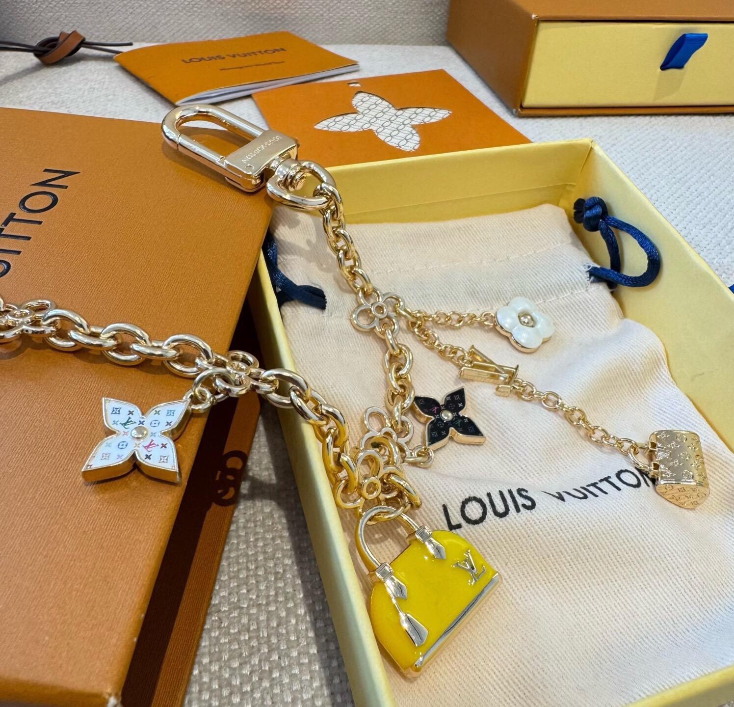 🔥LV 钥匙扣 包包链条挂件SPring Street 包饰与钥匙扣 包包挂件 配饰 珐琅搭配金属件等多元素材质，舒展时