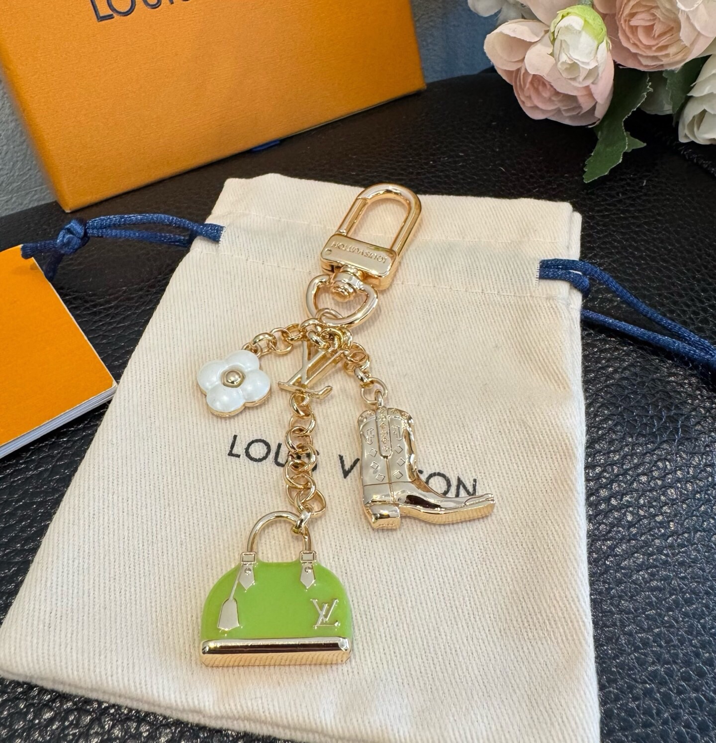 🔥LV 钥匙扣 SPring Street 包饰与钥匙扣 包包挂件 配饰 珐琅搭配金属件等多元素材质，舒展时尚