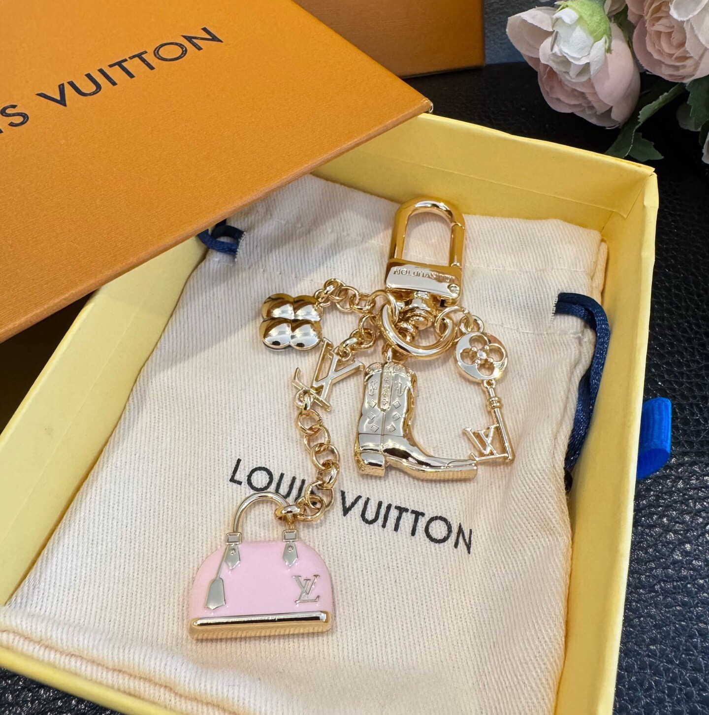 🔥LV 钥匙扣 SPring Street 包饰与钥匙扣 包包挂件 配饰 珐琅搭配金属件等多元素材质，舒展时尚