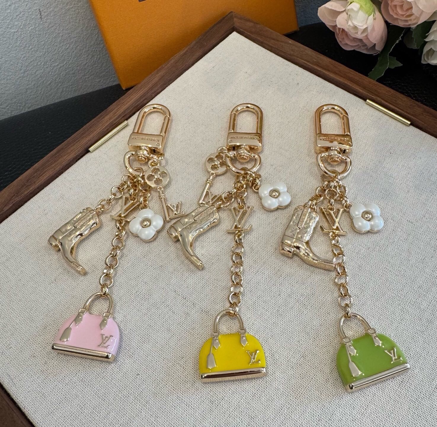 🔥LV 钥匙扣 SPring Street 包饰与钥匙扣 包包挂件 配饰 珐琅搭配金属件等多元素材质，舒展时尚
