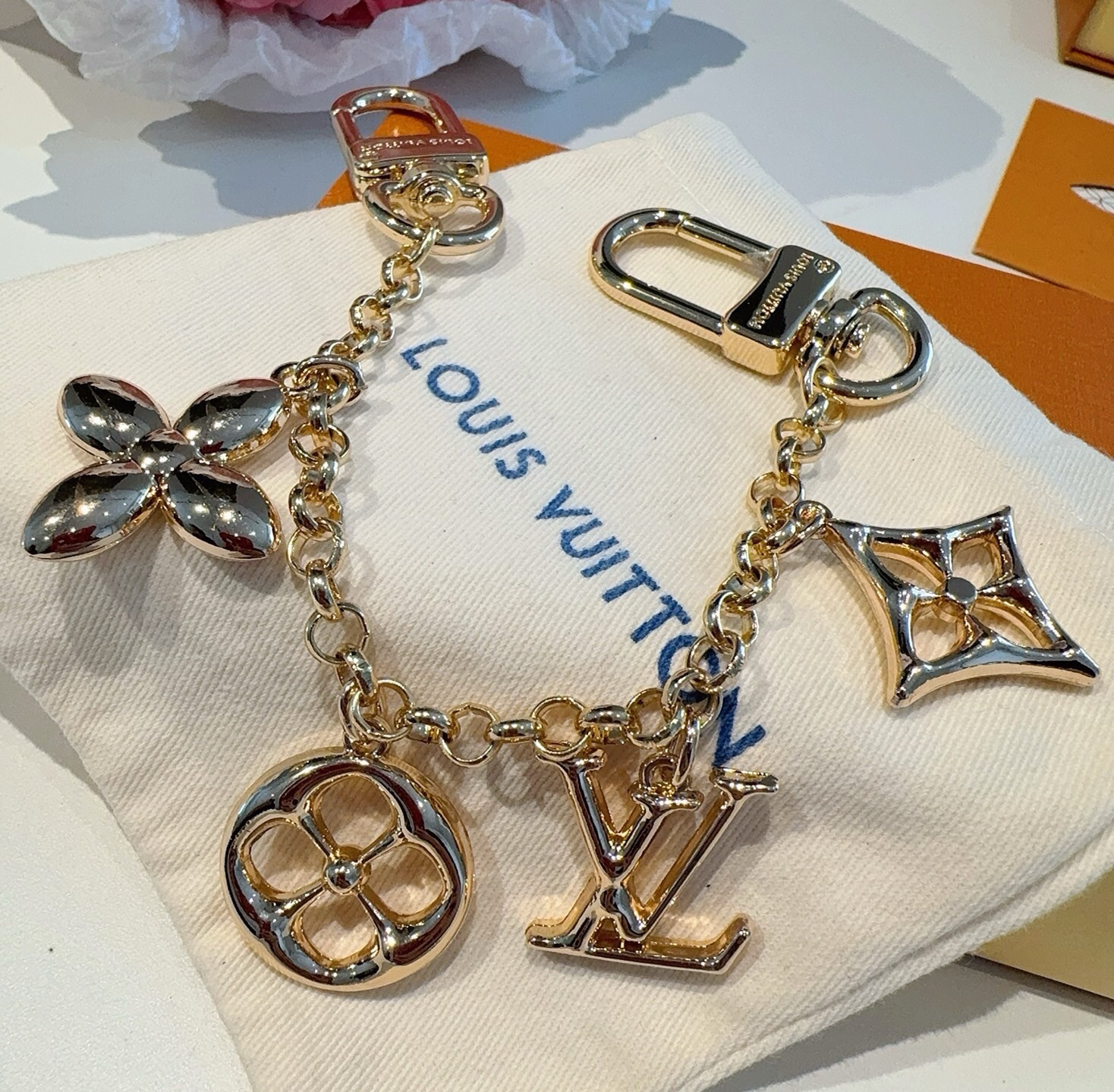 LV钥匙扣 包饰 包包挂件 金色&银色 M01188 SPring Street Chain 包饰将 Monogram LV钥匙扣 包饰 包包挂件 金色&银色 M01188 SPring Street Chain 包饰将 Monogram
