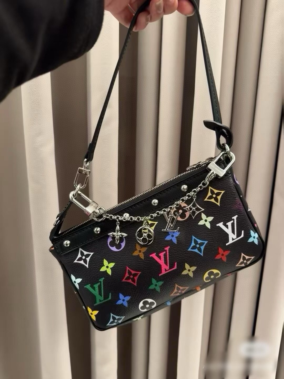 LV钥匙扣 包饰 包包挂件 金色&银色 M01188 SPring Street Chain 包饰将 Monogram LV钥匙扣 包饰 包包挂件 金色&银色 M01188 SPring Street Chain 包饰将 Monogram
