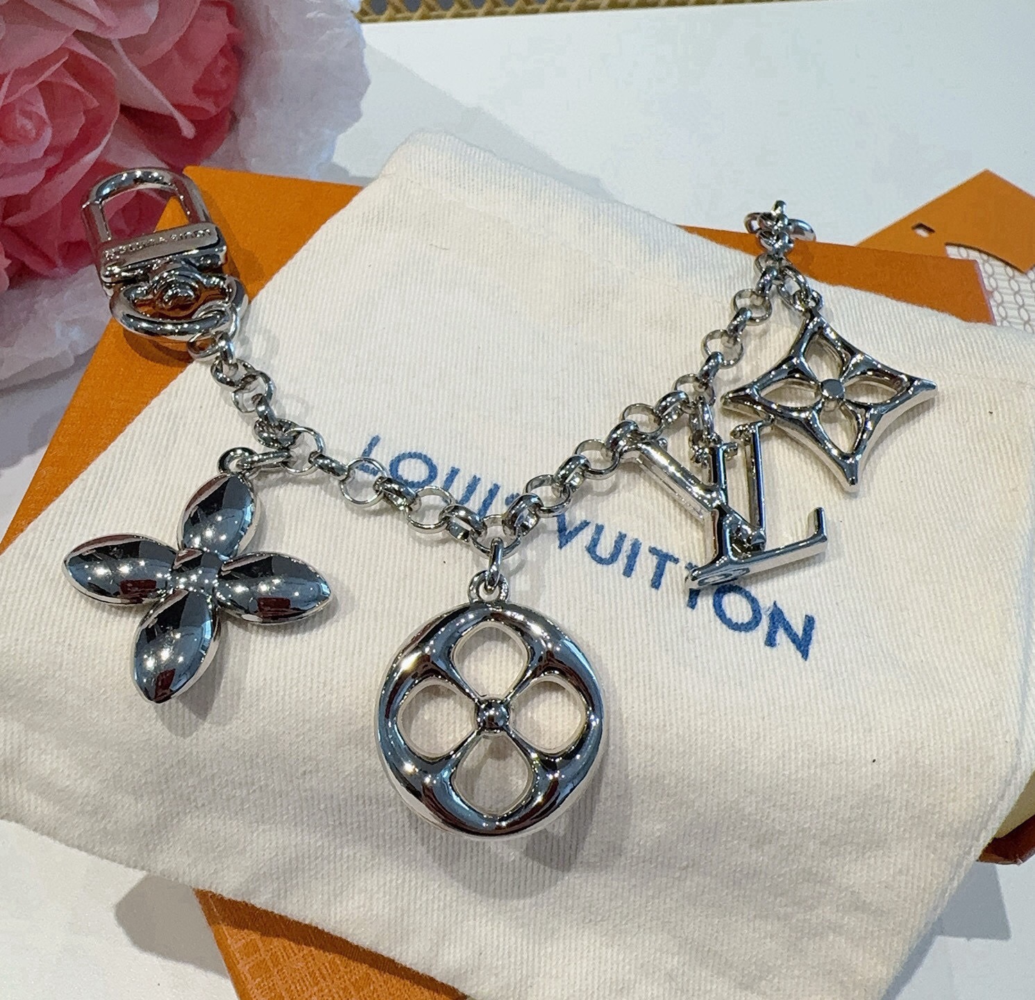 LV钥匙扣 包饰 包包挂件 金色&银色 M01188 SPring Street Chain 包饰将 Monogram LV钥匙扣 包饰 包包挂件 金色&银色 M01188 SPring Street Chain 包饰将 Monogram