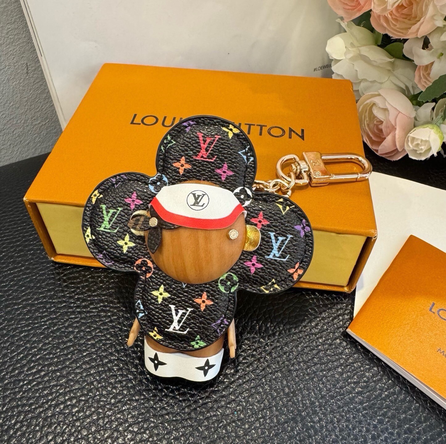 🔥LOUIS VUITTON新款挂件包饰与钥匙扣。LV薇薇安太阳花包包挂件 手机壳挂件 可满足各种时尚品味的实用配饰。凸