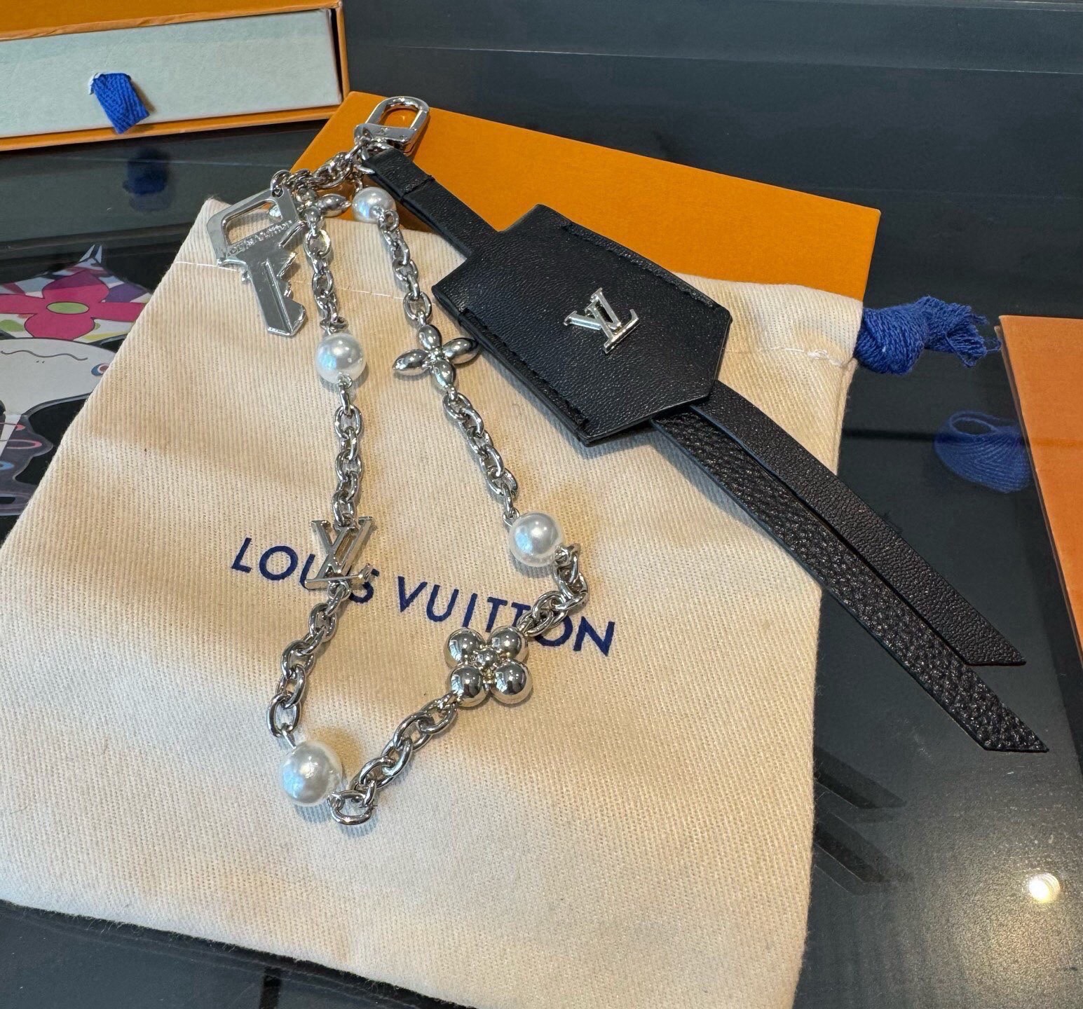 LV钥匙扣 官网新款 包包链条挂件 多功能链条 包饰&包包挂件 本款链条包饰出自路易威登为耀目链条交错排布  巧妙彰显系