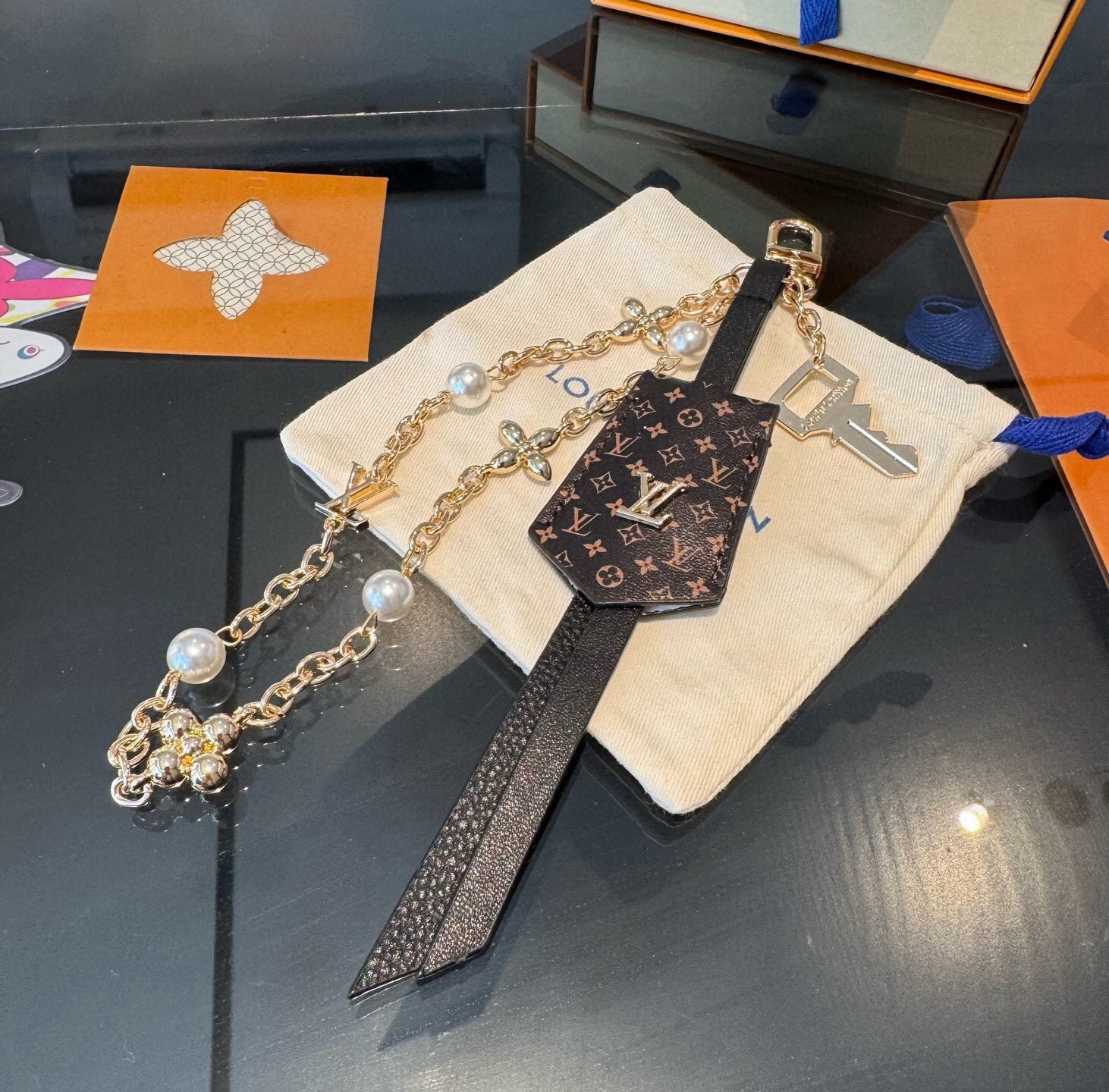LV钥匙扣 官网新款 包包链条挂件 多功能链条 包饰&包包挂件 本款链条包饰出自路易威登为耀目链条交错排布  巧妙彰显系