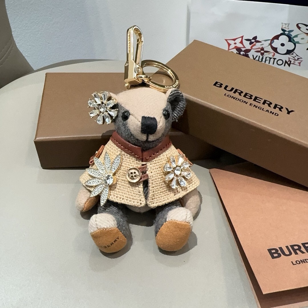 🔥Burberry代工厂小熊🐻挂件，巴宝莉钻扣熊🐻钥匙扣包包挂件  温柔到心里🥰  内部填充物与专柜一致，手感真的很赞[