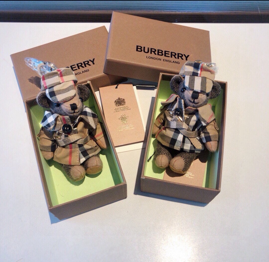 Burberry代工厂小熊🐻挂件，巴宝莉披丝巾泰迪熊钥匙扣挂件  温柔到心里🥰  准备已久、精致自留 ！ 内部填充物与专