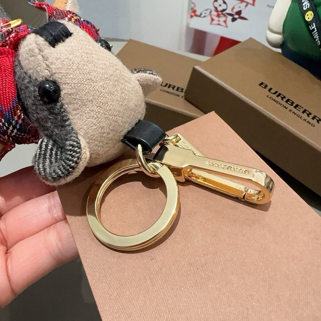 🔥Burberry代工厂小熊🐻挂饰,巴宝莉格子风衣熊 肩膀铆钉 钥匙扣包包挂件 温柔到心里🥰 准备已久、精致自留 ! 🔥Burberry代工厂小熊🐻挂饰,巴宝莉格子风衣熊 肩膀铆钉 钥匙扣包包挂件 温柔到心里🥰 准备已久、精致自留 !