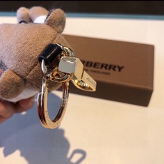 Burberry代工厂小熊🐻挂件,巴宝莉🐻卫衣泰迪熊钥匙扣挂件 温柔到心里🥰 准备已久、精致自留 ! 内部填充物与专 Burberry代工厂小熊🐻挂件,巴宝莉🐻卫衣泰迪熊钥匙扣挂件 温柔到心里🥰 准备已久、精致自留 ! 内部填充物与专
