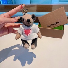 Burberry代工厂小熊🐻挂件,巴宝莉🐻毛衣泰迪熊钥匙扣挂件 温柔到心里🥰 准备已久、精致自留 ! 内部填充物与专 Burberry代工厂小熊🐻挂件,巴宝莉🐻毛衣泰迪熊钥匙扣挂件 温柔到心里🥰 准备已久、精致自留 ! 内部填充物与专