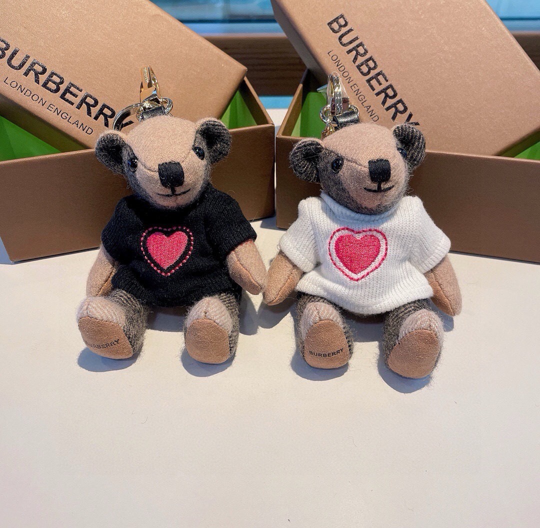 Burberry代工厂小熊🐻挂件，巴宝莉🐻毛衣泰迪熊钥匙扣挂件  温柔到心里🥰  准备已久、精致自留 ！ 内部填充物与专