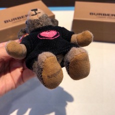 Burberry代工厂小熊🐻挂件,巴宝莉🐻毛衣泰迪熊钥匙扣挂件 温柔到心里🥰 准备已久、精致自留 ! 内部填充物与专 Burberry代工厂小熊🐻挂件,巴宝莉🐻毛衣泰迪熊钥匙扣挂件 温柔到心里🥰 准备已久、精致自留 ! 内部填充物与专