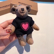 Burberry代工厂小熊🐻挂件,巴宝莉🐻毛衣泰迪熊钥匙扣挂件 温柔到心里🥰 准备已久、精致自留 ! 内部填充物与专 Burberry代工厂小熊🐻挂件,巴宝莉🐻毛衣泰迪熊钥匙扣挂件 温柔到心里🥰 准备已久、精致自留 ! 内部填充物与专