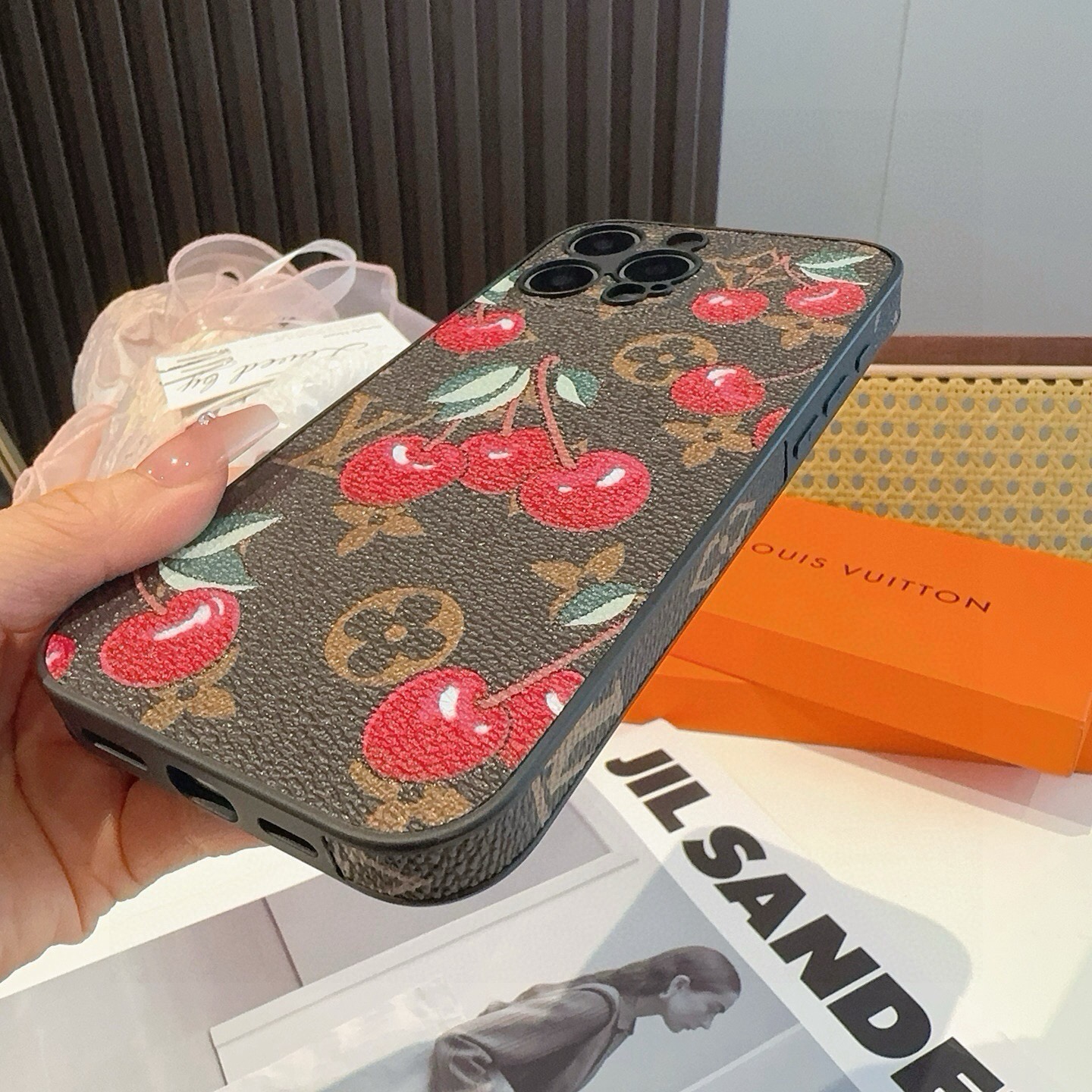🔥Lv精孔全包手机壳 村上隆合作款樱桃🍒图案Lv全包围边皮质手机壳 型号:为了不出现报错型号,请打开本机查看手机设置显示 🔥Lv精孔全包手机壳 村上隆合作款樱桃🍒图案Lv全包围边皮质手机壳 型号:为了不出现报错型号,请打开本机查看手机设置显示