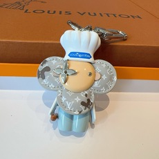 路易威登LV钥匙扣包包挂饰M01467 Vivienne 形象戴上路易威登标识厨师帽、手持擀面杖,并为 Monogra 路易威登LV钥匙扣包包挂饰M01467 Vivienne 形象戴上路易威登标识厨师帽、手持擀面杖,并为 Monogra