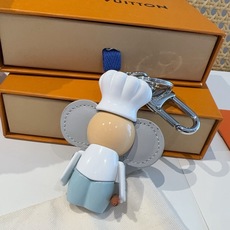 路易威登LV钥匙扣包包挂饰M01467 Vivienne 形象戴上路易威登标识厨师帽、手持擀面杖,并为 Monogra 路易威登LV钥匙扣包包挂饰M01467 Vivienne 形象戴上路易威登标识厨师帽、手持擀面杖,并为 Monogra