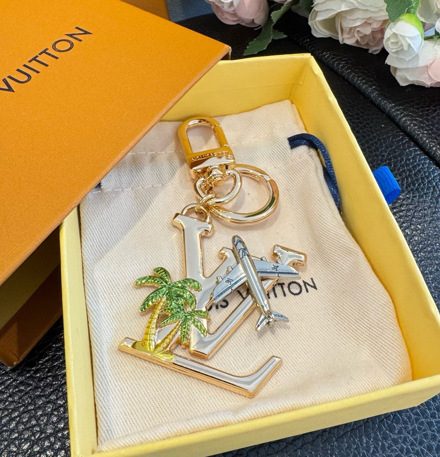 🔥LV 钥匙扣 夏日椰树🌴包包挂件配饰Gloss 钥匙扣将有LV 字母镶嵌金属之中,其上点缀 Nanogram 图案,以 🔥LV 钥匙扣 夏日椰树🌴包包挂件配饰Gloss 钥匙扣将有LV 字母镶嵌金属之中,其上点缀 Nanogram 图案,以
