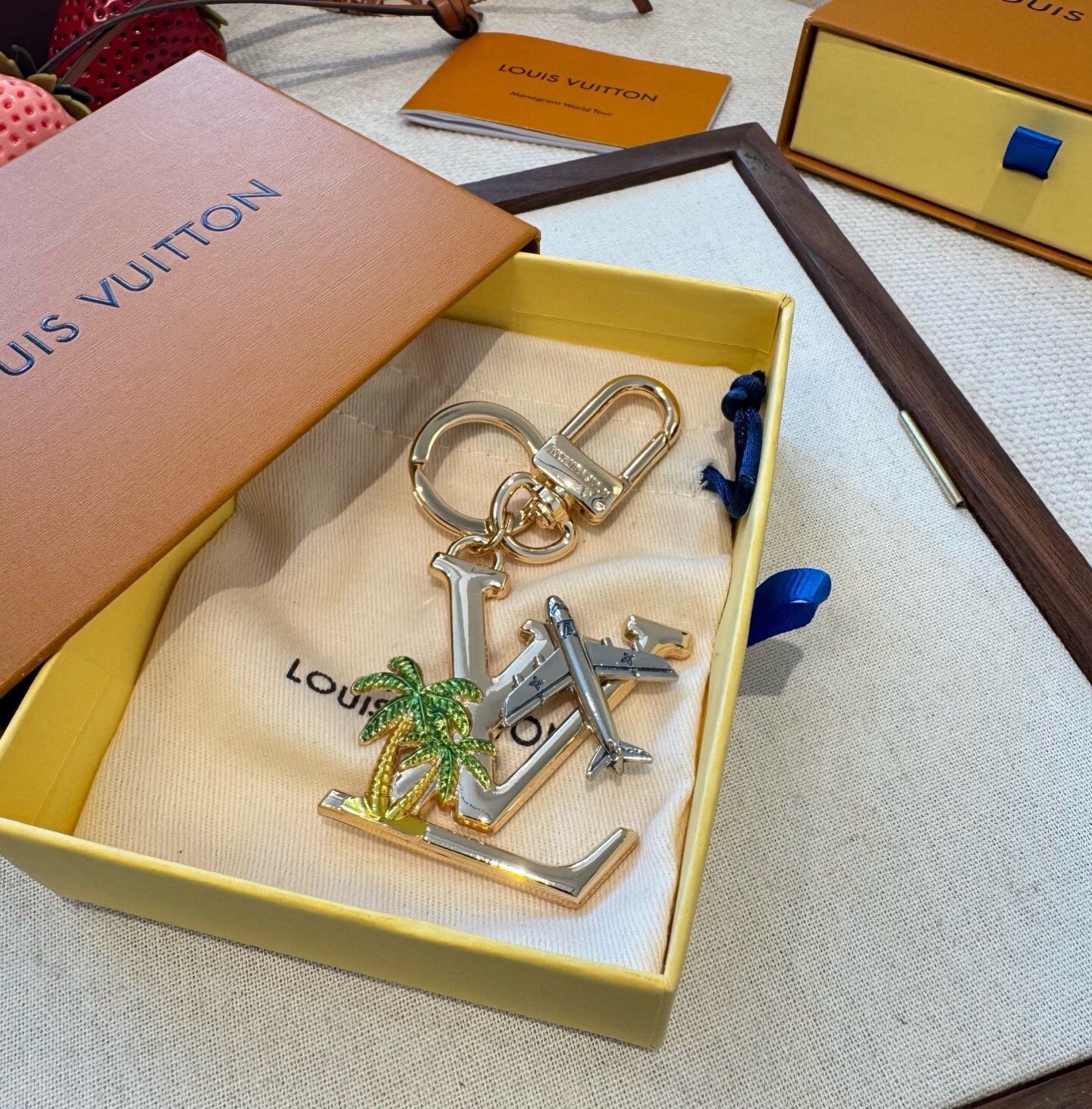 🔥LV 钥匙扣 夏日椰树🌴包包挂件配饰Gloss 钥匙扣将有LV 字母镶嵌金属之中,其上点缀 Nanogram 图案,以 🔥LV 钥匙扣 夏日椰树🌴包包挂件配饰Gloss 钥匙扣将有LV 字母镶嵌金属之中,其上点缀 Nanogram 图案,以
