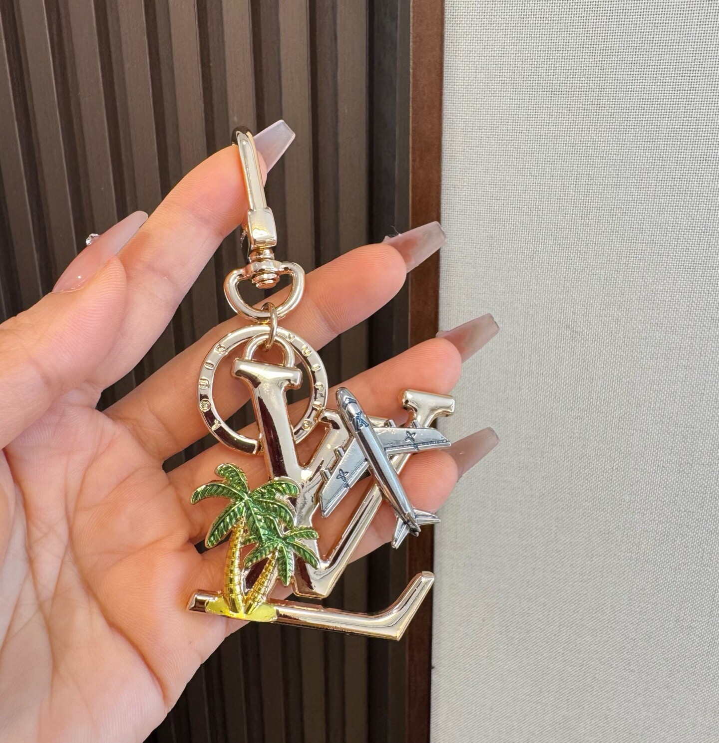 🔥LV 钥匙扣 夏日椰树🌴包包挂件配饰Gloss 钥匙扣将有LV 字母镶嵌金属之中，其上点缀 Nanogram 图案，以