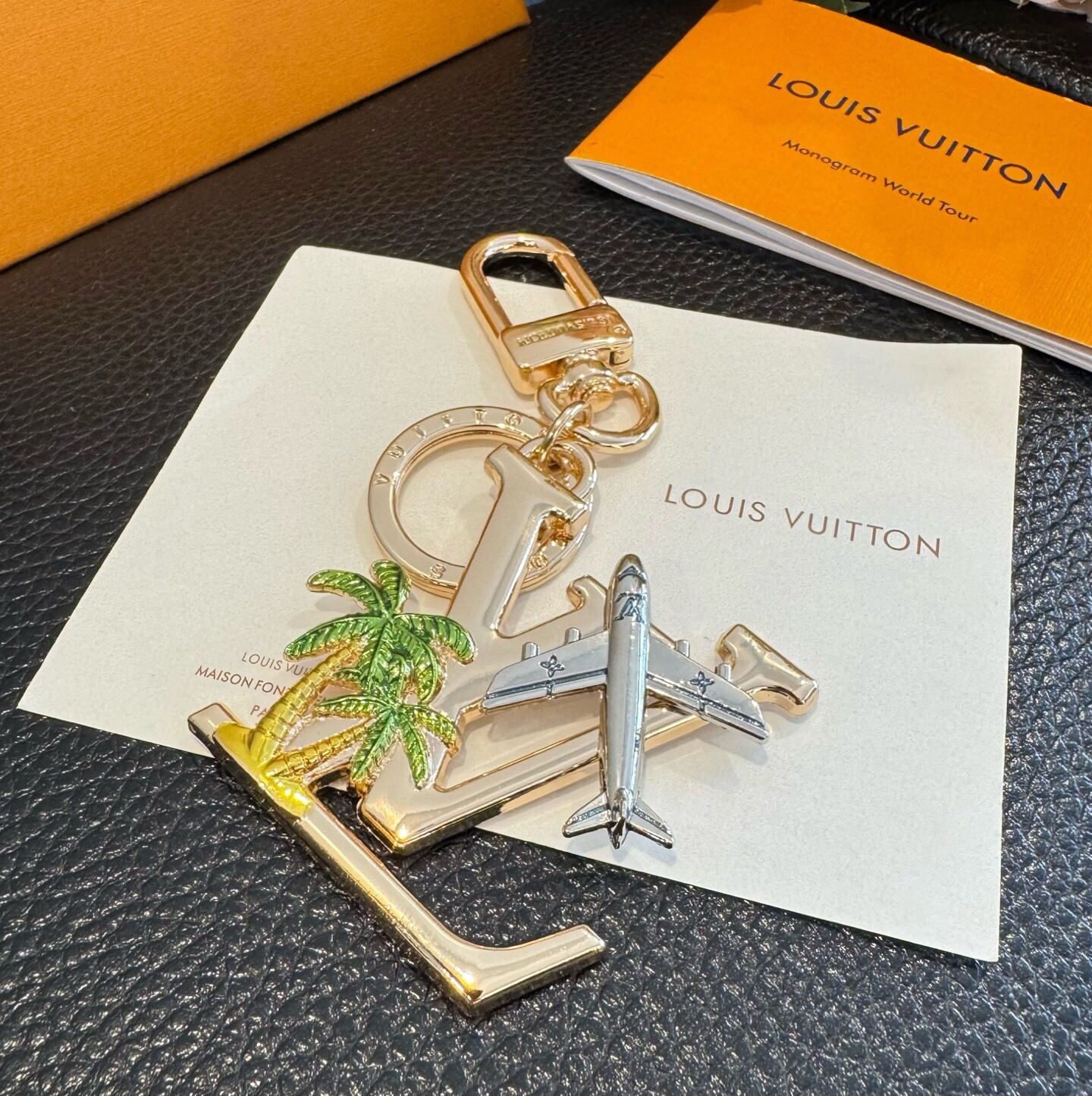 🔥LV 钥匙扣 夏日椰树🌴包包挂件配饰Gloss 钥匙扣将有LV 字母镶嵌金属之中,其上点缀 Nanogram 图案,以 🔥LV 钥匙扣 夏日椰树🌴包包挂件配饰Gloss 钥匙扣将有LV 字母镶嵌金属之中,其上点缀 Nanogram 图案,以