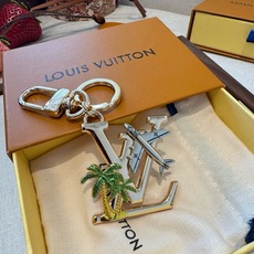 🔥LV 钥匙扣 夏日椰树🌴包包挂件配饰Gloss 钥匙扣将有LV 字母镶嵌金属之中,其上点缀 Nanogram 图案,以 🔥LV 钥匙扣 夏日椰树🌴包包挂件配饰Gloss 钥匙扣将有LV 字母镶嵌金属之中,其上点缀 Nanogram 图案,以