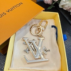 🔥LV 钥匙扣 夏日椰树🌴包包挂件配饰Gloss 钥匙扣将有LV 字母镶嵌金属之中,其上点缀 Nanogram 图案,以 🔥LV 钥匙扣 夏日椰树🌴包包挂件配饰Gloss 钥匙扣将有LV 字母镶嵌金属之中,其上点缀 Nanogram 图案,以