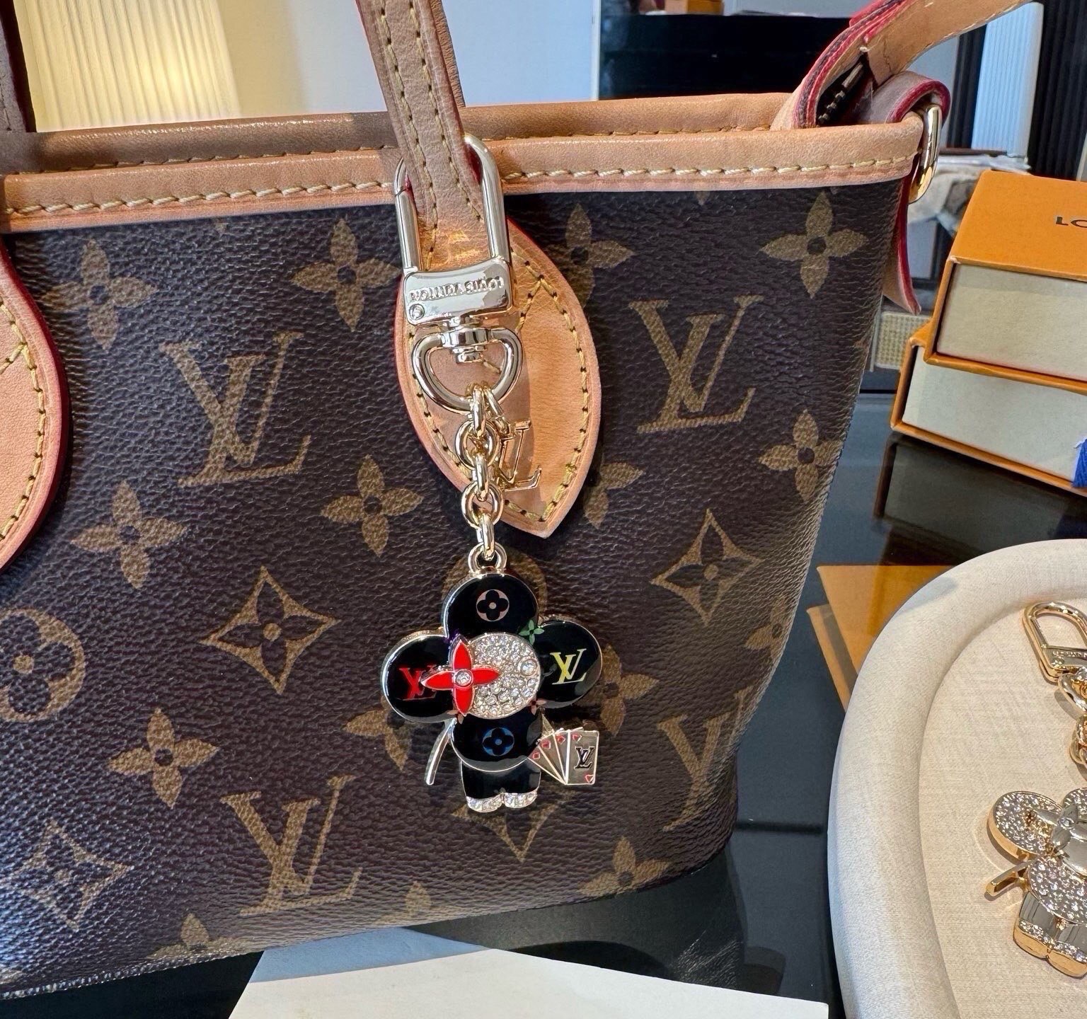 LV钥匙扣 薇薇安新款钥匙扣 包包挂件包饰 SPring Street Chain 包饰将 Monogram 花卉和 L