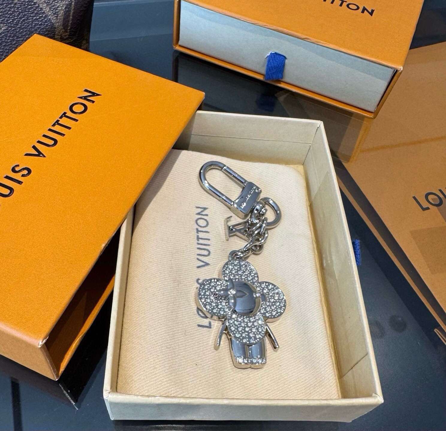 LV钥匙扣 薇薇安新款钥匙扣 包包挂件包饰 SPring Street Chain 包饰将 Monogram 花卉和 L LV钥匙扣 薇薇安新款钥匙扣 包包挂件包饰 SPring Street Chain 包饰将 Monogram 花卉和 L