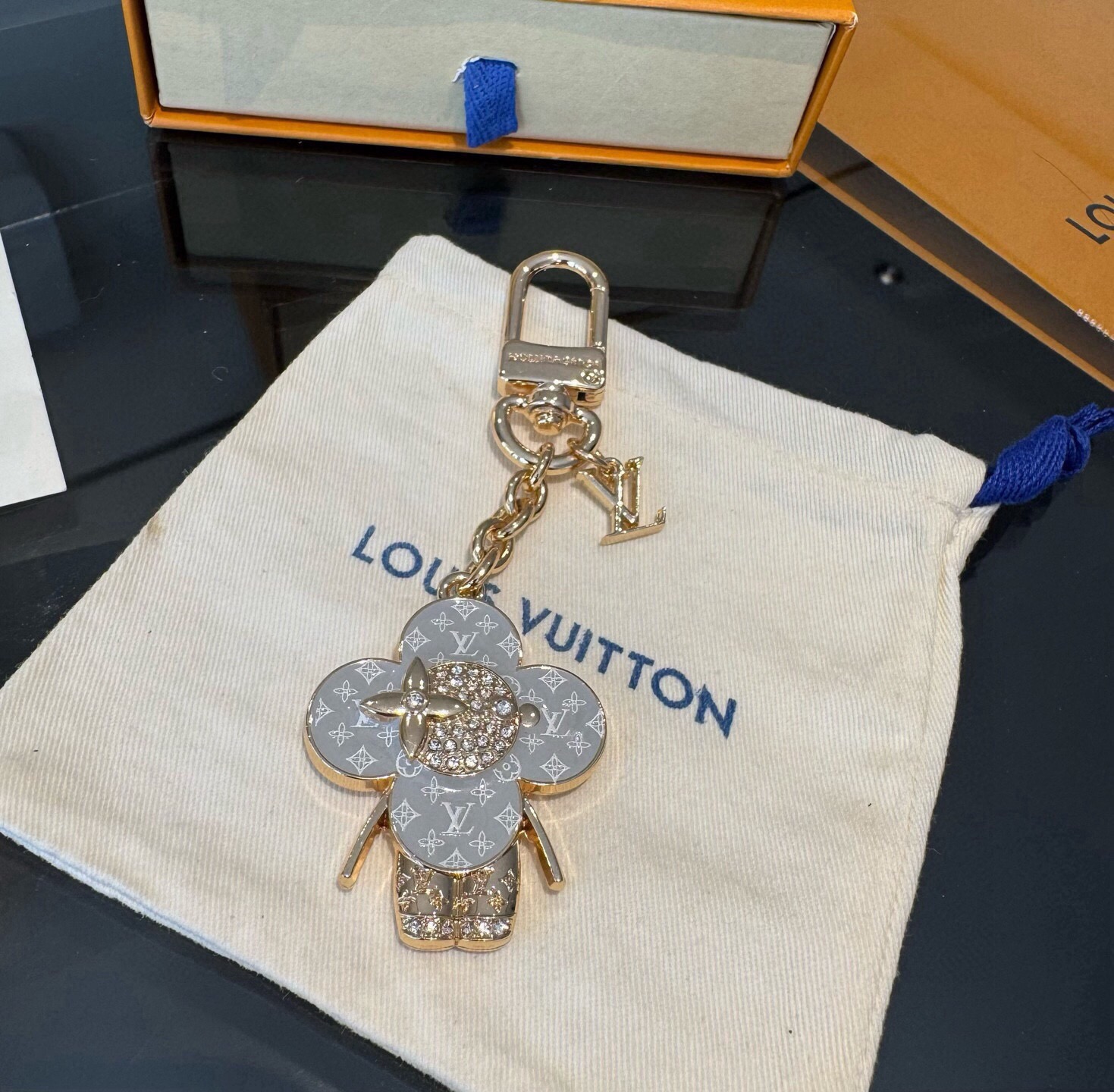 LV钥匙扣 薇薇安新款钥匙扣 包包挂件包饰 SPring Street Chain 包饰将 Monogram 花卉和 L LV钥匙扣 薇薇安新款钥匙扣 包包挂件包饰 SPring Street Chain 包饰将 Monogram 花卉和 L