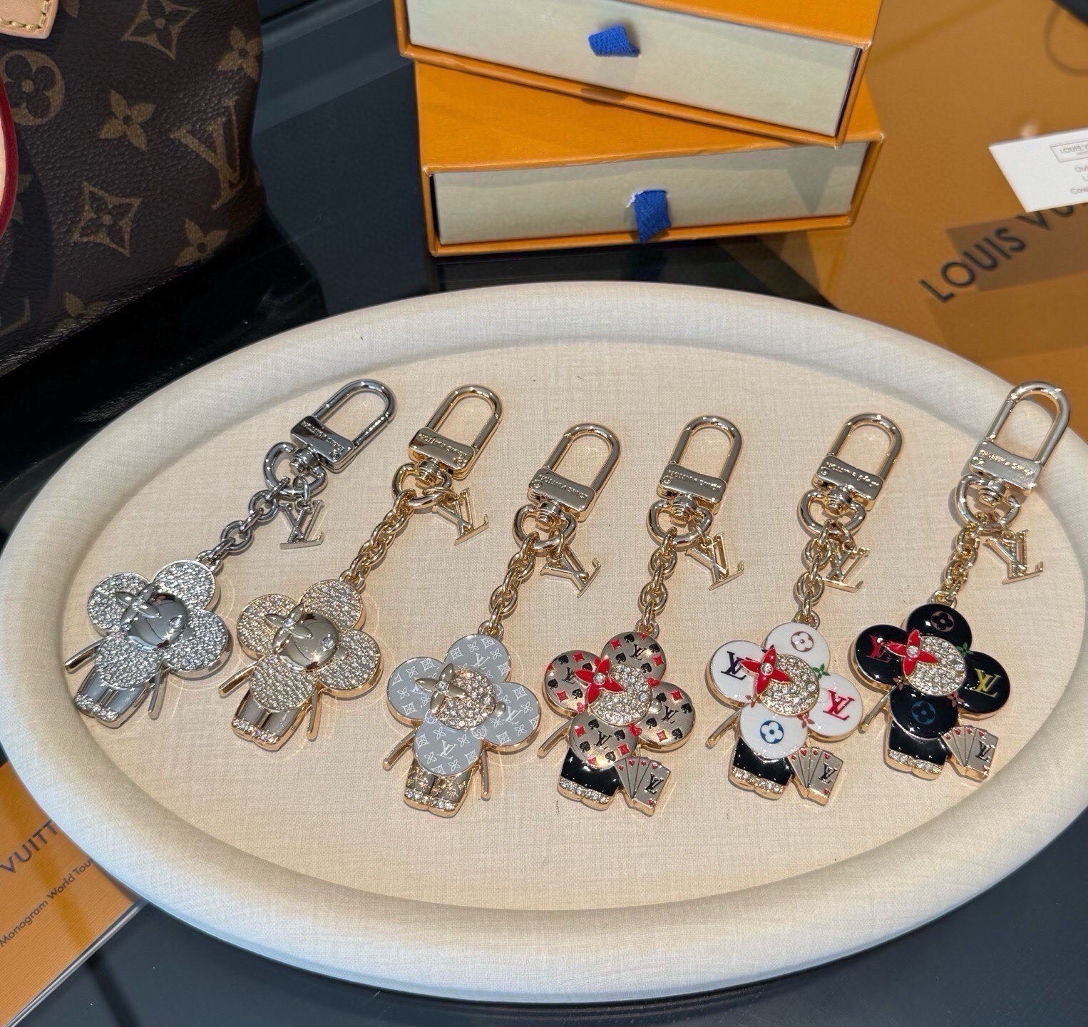 LV钥匙扣 薇薇安新款钥匙扣 包包挂件包饰 SPring Street Chain 包饰将 Monogram 花卉和 L