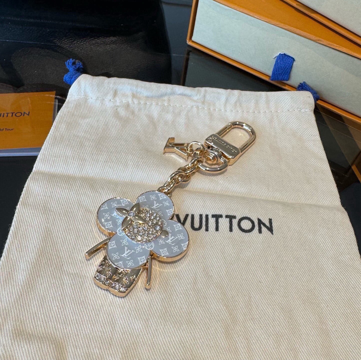 LV钥匙扣 薇薇安新款钥匙扣 包包挂件包饰 SPring Street Chain 包饰将 Monogram 花卉和 L LV钥匙扣 薇薇安新款钥匙扣 包包挂件包饰 SPring Street Chain 包饰将 Monogram 花卉和 L