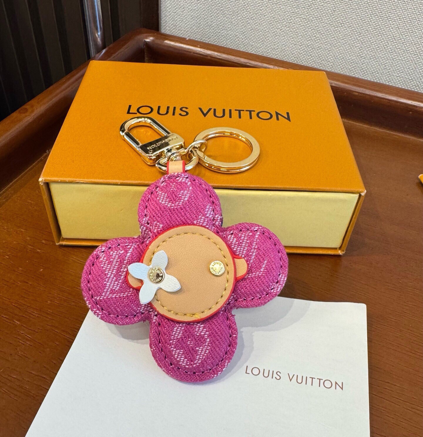 🔥LOUIS VUITTON新款包饰与钥匙扣。LV薇薇安太阳花包包挂件 手机壳挂件 可满足各种时尚品味的实用配饰。凸显时